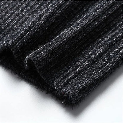 Base côtelée du pull en maille chinée gris foncé, coupe droite