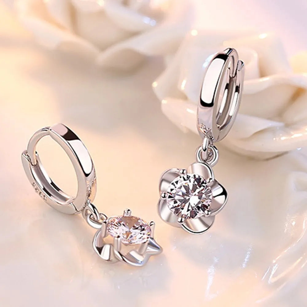 Boucles d’oreilles en argent, créoles avec zircon blanc et pendentif fleur à pétales