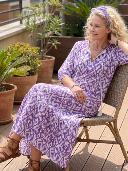 Robe midi violette imprimée, col V avec liens et franges, manches trois-quarts