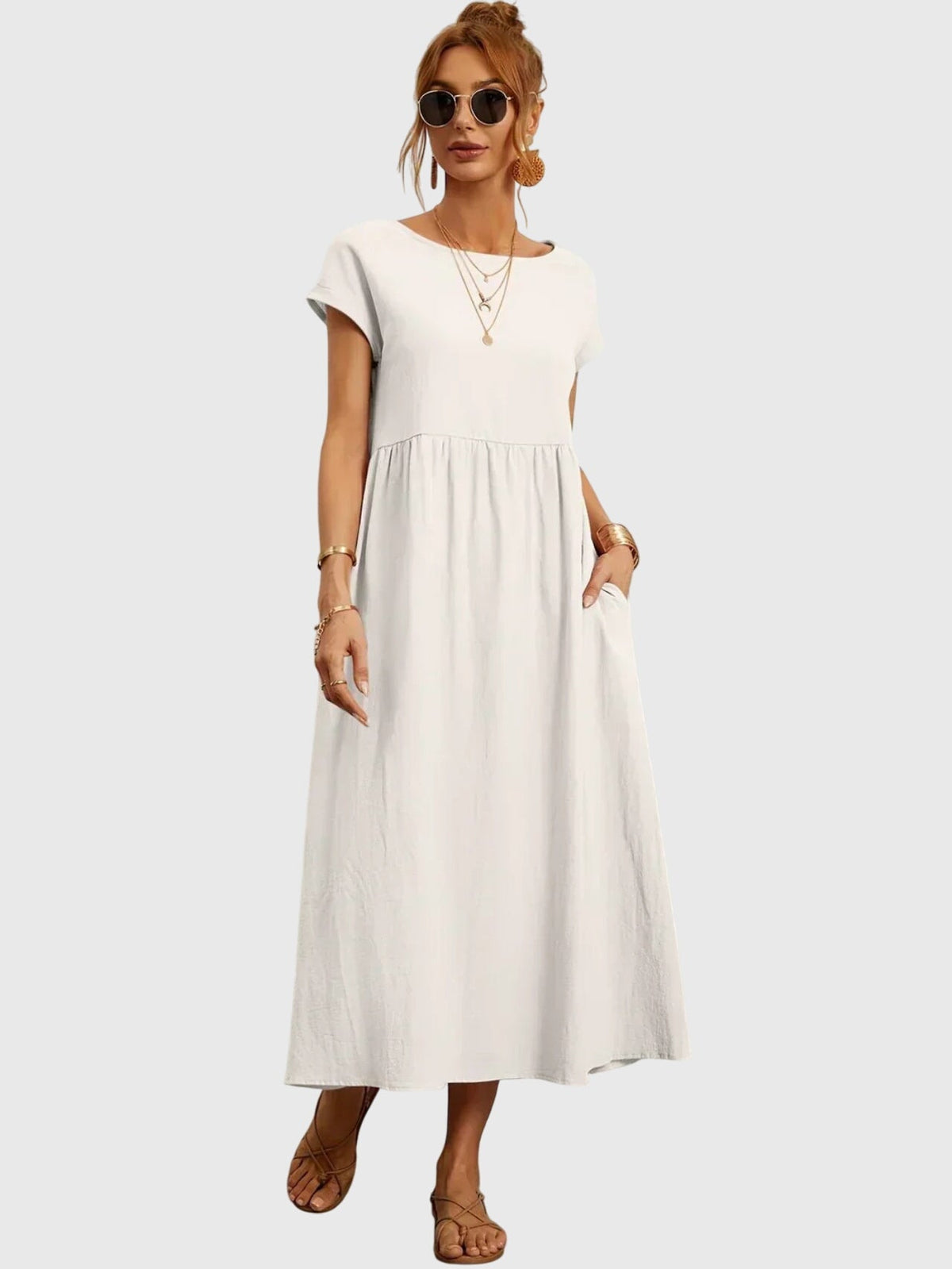 Robe décontractée ample à manches courtes, encolure ronde, taille froncée, blanche.