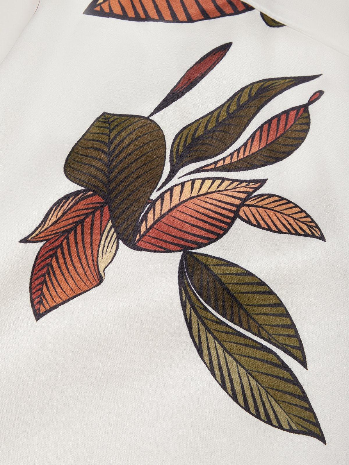 Détail imprimé multicolore : feuilles et tiges sur tissu de robe blanc