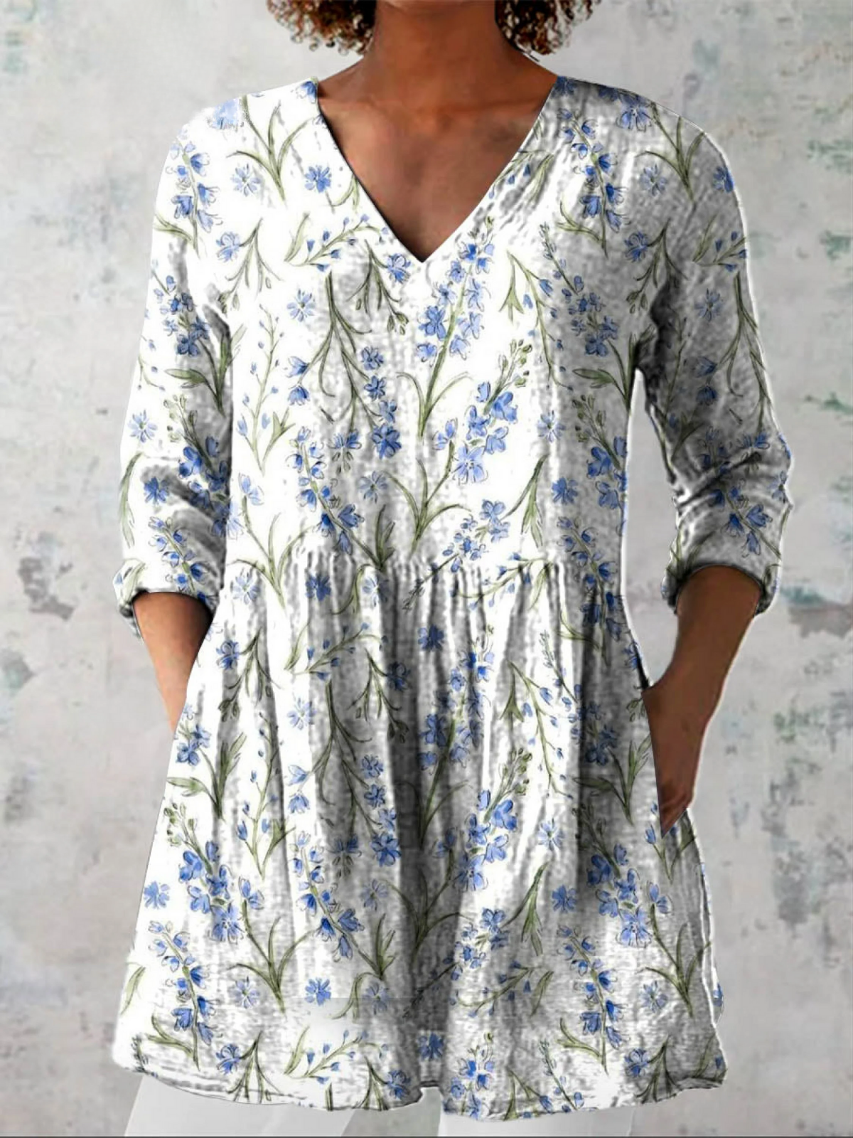 Blouse longue blanche à décolleté V, manches 3/4, imprimé floral bleu et vert, coupe ample
