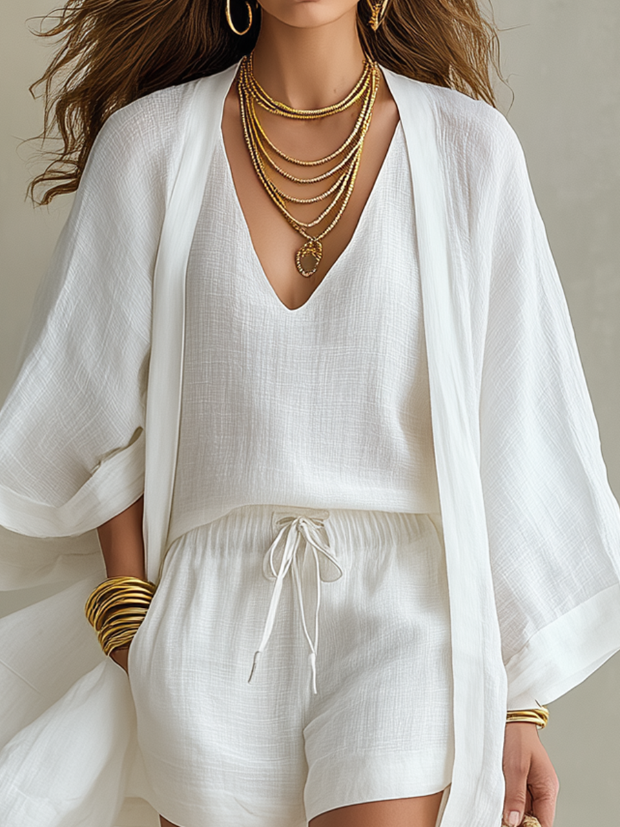 Ensemble en lin blanc : haut col V et short à cordon, superposé d’un kimono léger