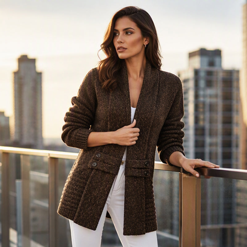 Cardigan croisé marron en maille côtelée, fermeture à boutons, silhouette longue.