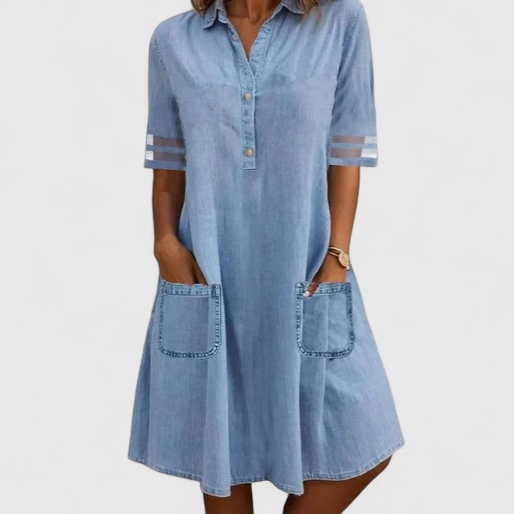 Robe en jean bleu clair à manches courtes, col chemise, boutons et poches avant