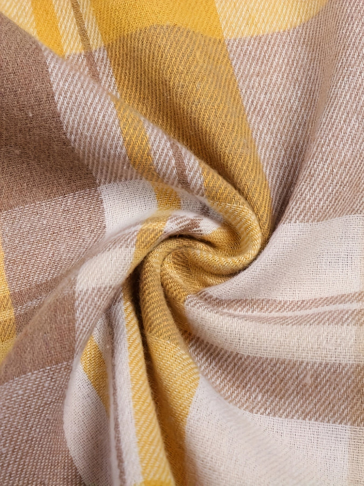 Tissu de chemise d’été à carreaux moutarde et beige, motif texturé visible