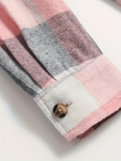 Détail ourlet de chemise d’été à carreaux rose et gris, bouton sur fond clair