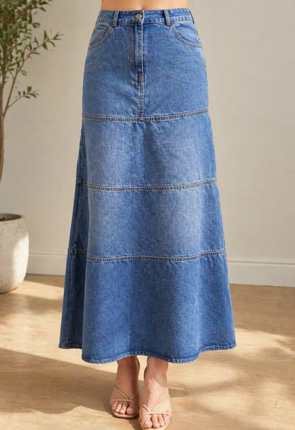 Jupe en jean mi-longue bleue, taille boutonnée, passants, coutures décoratives