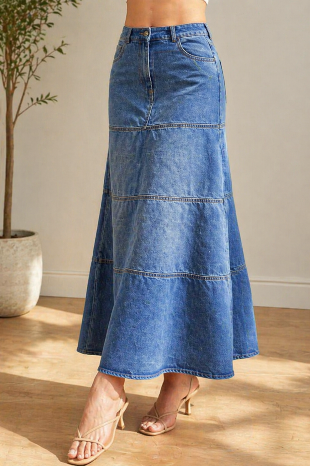 Jupe en jean mi-longue bleue, surpiqûres en bandes, taille boutonnée, coupe évasée