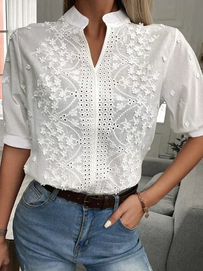Haut blanc Laurine brodé, col V à boutons, manches bouffantes, motifs floraux ajourés
