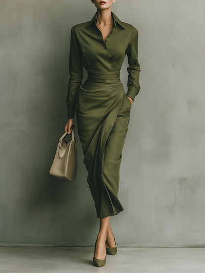 Robe cache-cœur vert olive à col, manches longues, drapé croisé et silhouette midi.