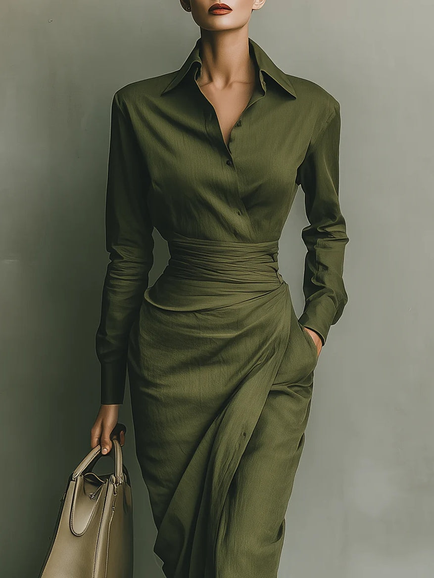 Robe cache-cœur midi vert olive à col délicat, manches longues et drapé sur la taille.