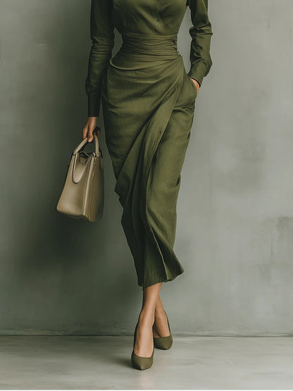 Robe cache-cœur vert olive, manches longues, drapé croisé et fente devant, mi-longue.