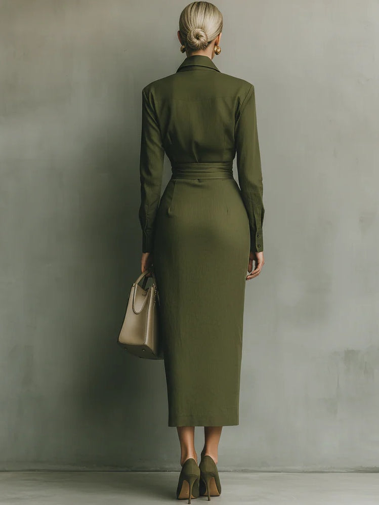 Robe cache-cœur vert olive, dos droit avec ceinture cintrée, manches longues et fente.