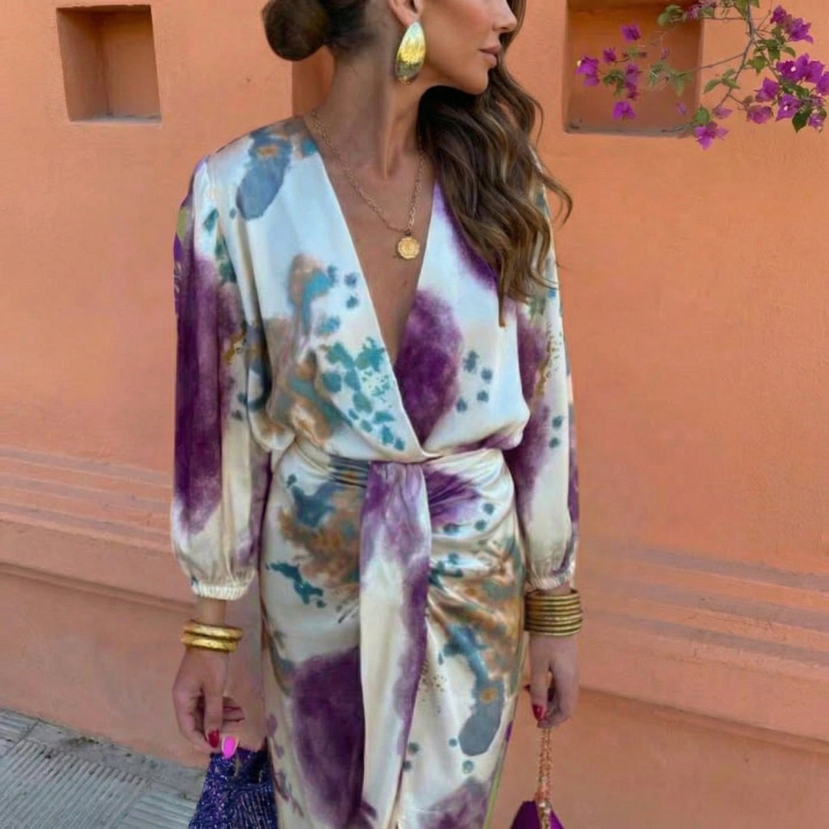 Robe cache-cœur nouée à manches bouffantes, motif tie-dye bleu, violet et crème