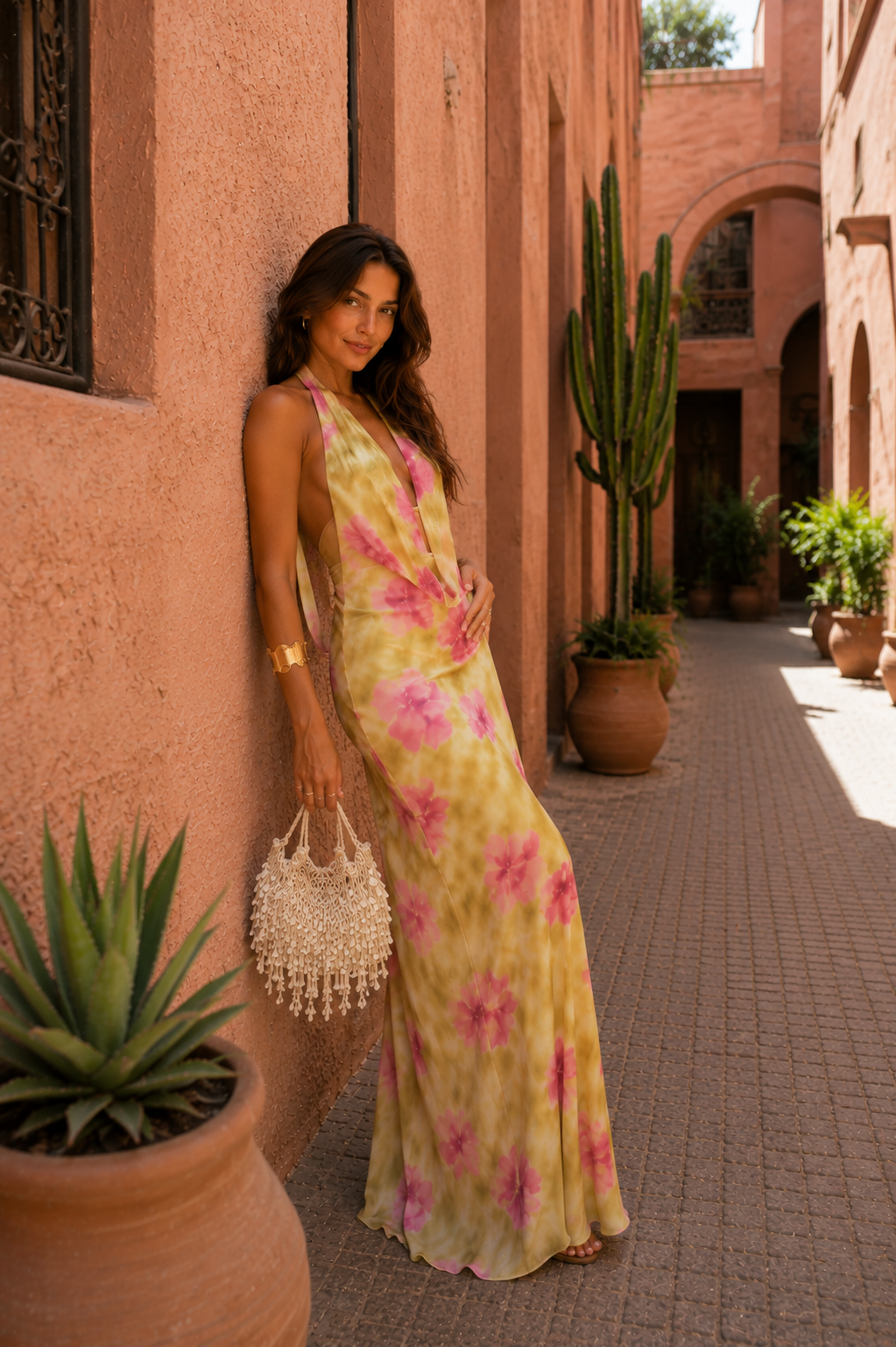 Robe hawaïenne longue florale sans manches, encolure en V et sac perles assorti.