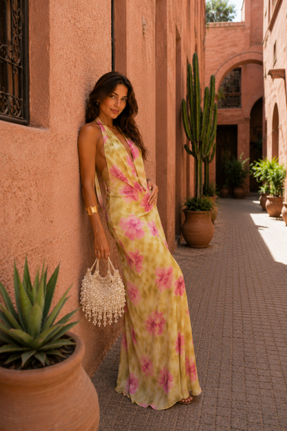 Robe hawaïenne longue florale sans manches, encolure en V et sac perles assorti.