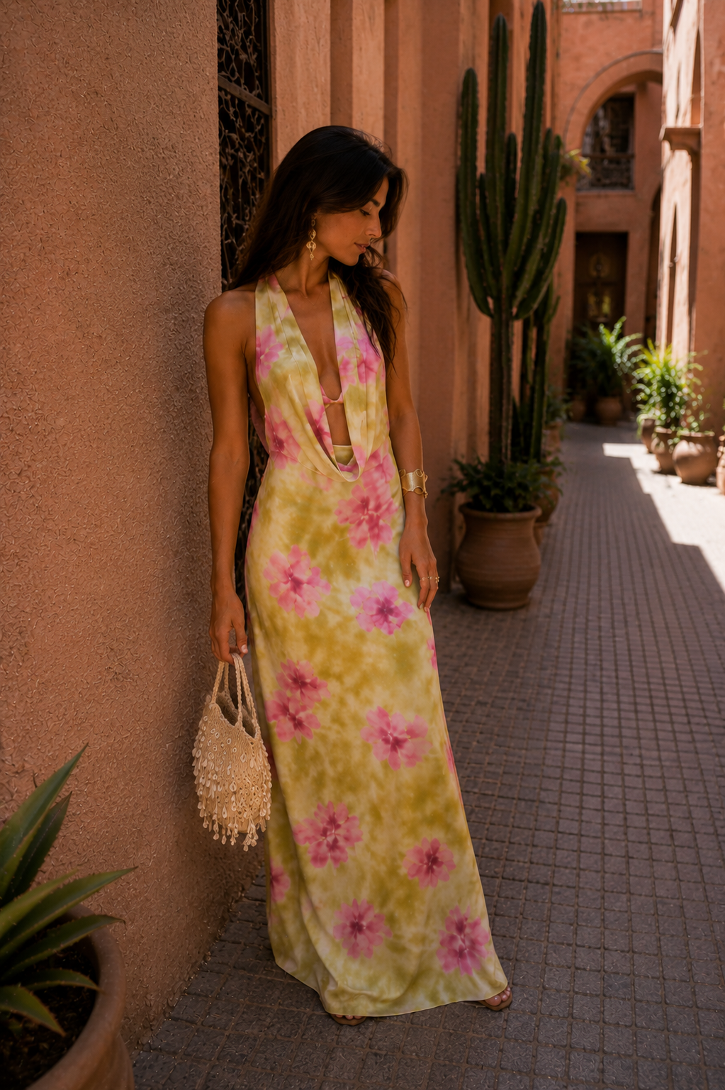Robe hawaïenne longue sans manches à motifs roses, tenue fluide, vue de dos 3/4.