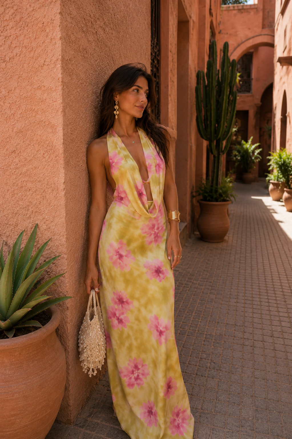 Robe hawaïenne longue sans manches à fleurs roses, encolure plongeante, vue de face.