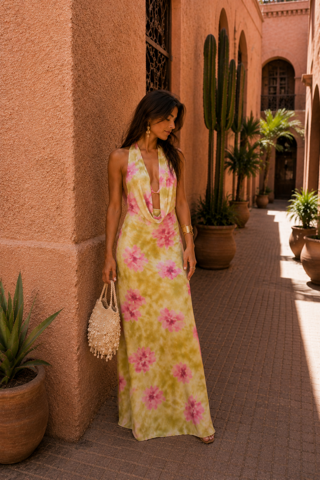 Robe hawaïenne longue florale, encolure plongeante, vue arrière 3/4 avec sac perles.
