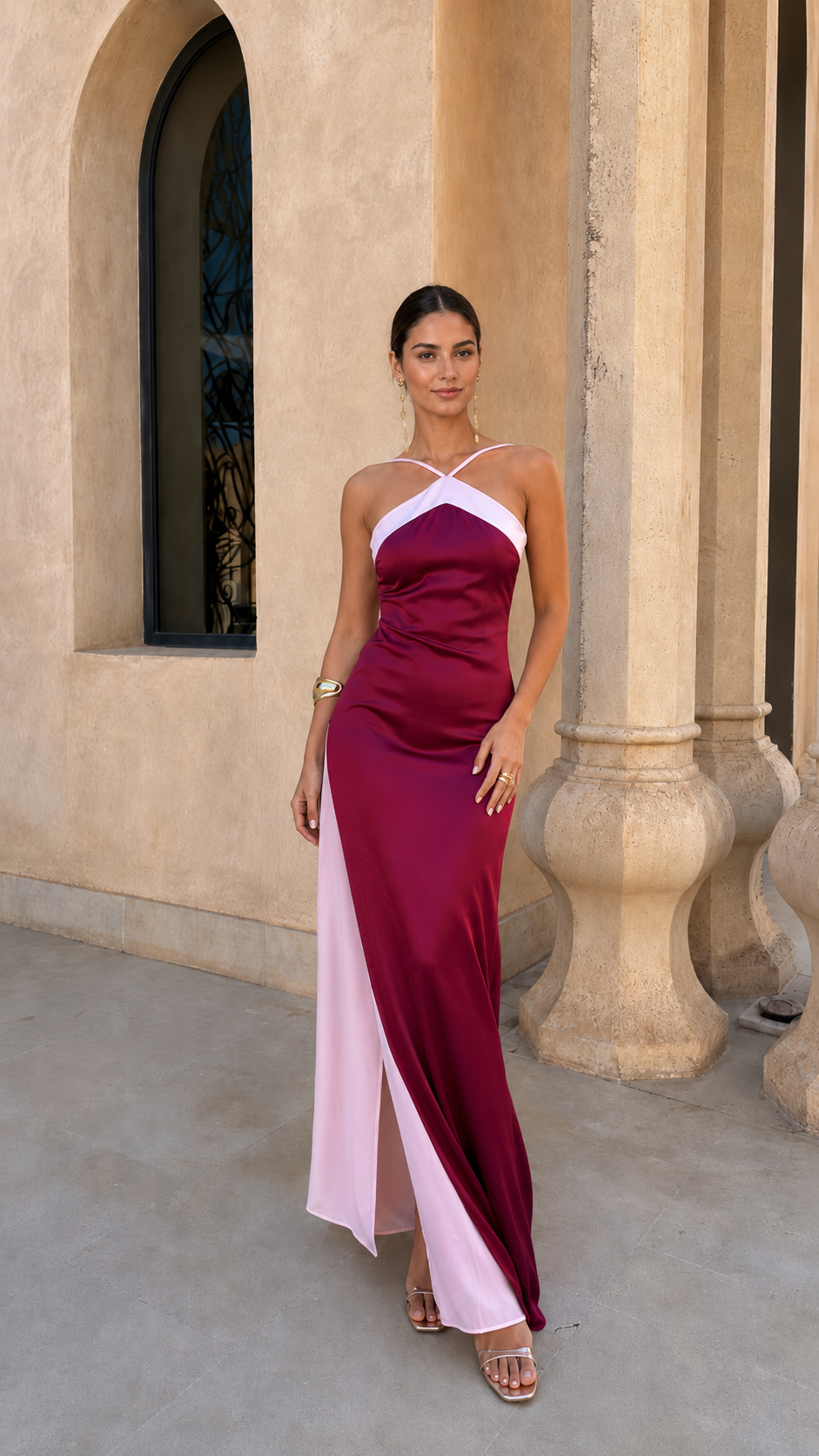 Robe longue bordeaux à bretelles fines, empiècement rose pâle et longue fente