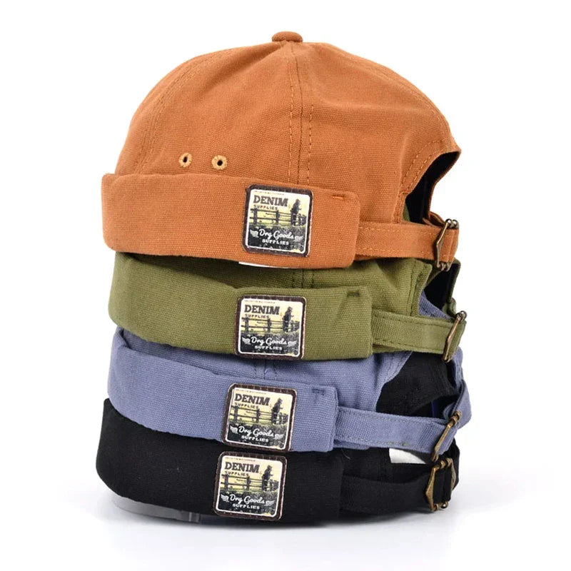 Casquettes empilées pour animal : orange, vert olive, bleu et noir, patch « Denim ».