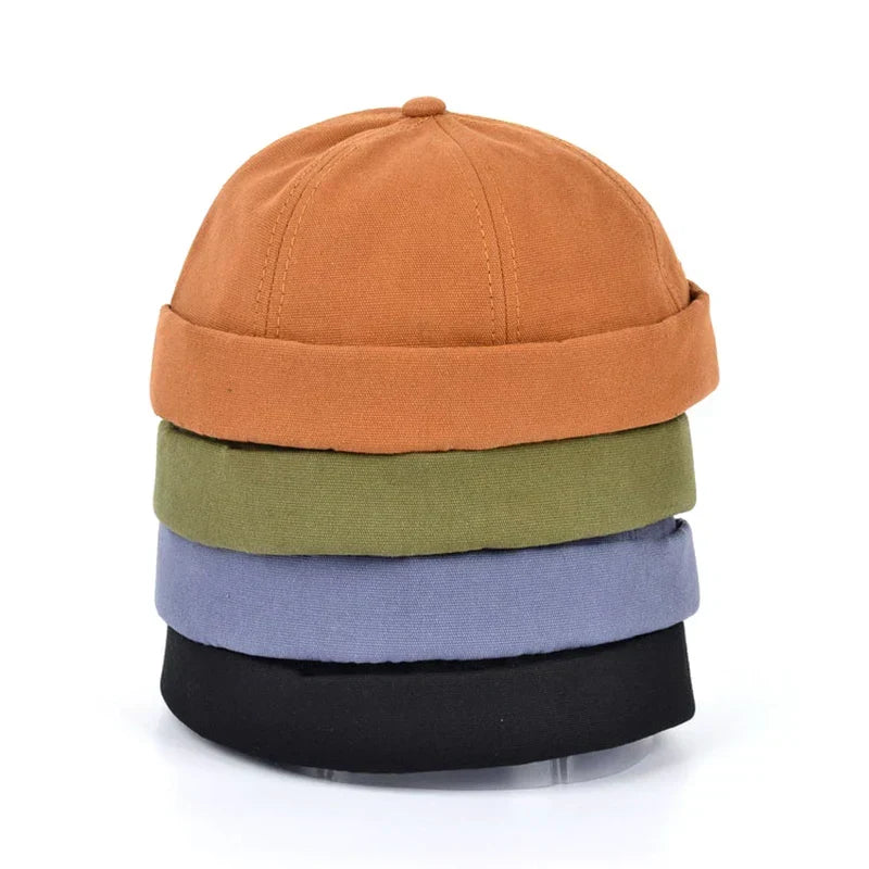 Casquette pour animal orange avec bandes vert olive, bleu clair et base noire.