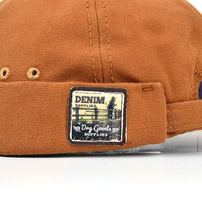 Gros plan sur patch « Denim » d’une casquette orange pour animal de compagnie.
