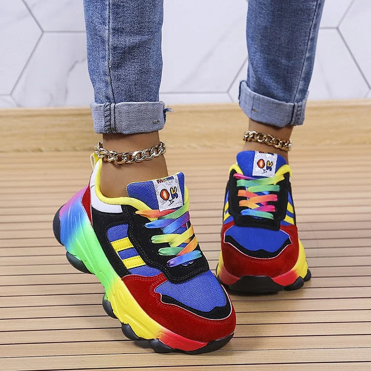 Baskets à lacets multicolores, semelles épaisses dégradées et chaînette à la cheville