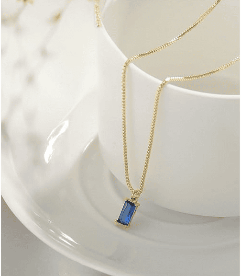 Collier à chaîne dorée avec pendentif saphir bleu rectangulaire