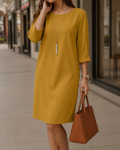 Robe midi fluide jaune moutarde à manches trois-quarts, col rond, coupe droite.