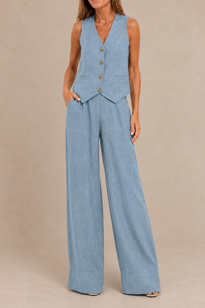 Ensemble élégant ALEKSANDRA bleu clair : gilet boutonné et pantalon ample à pinces.