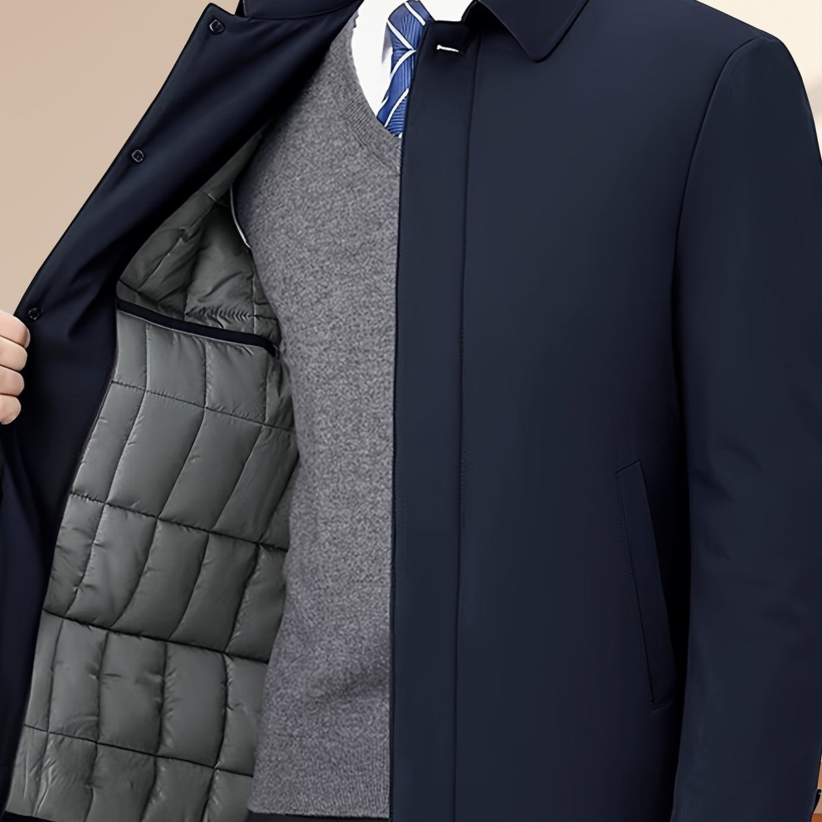 Veste homme marine ouverte : col à revers et doublure matelassée intérieure