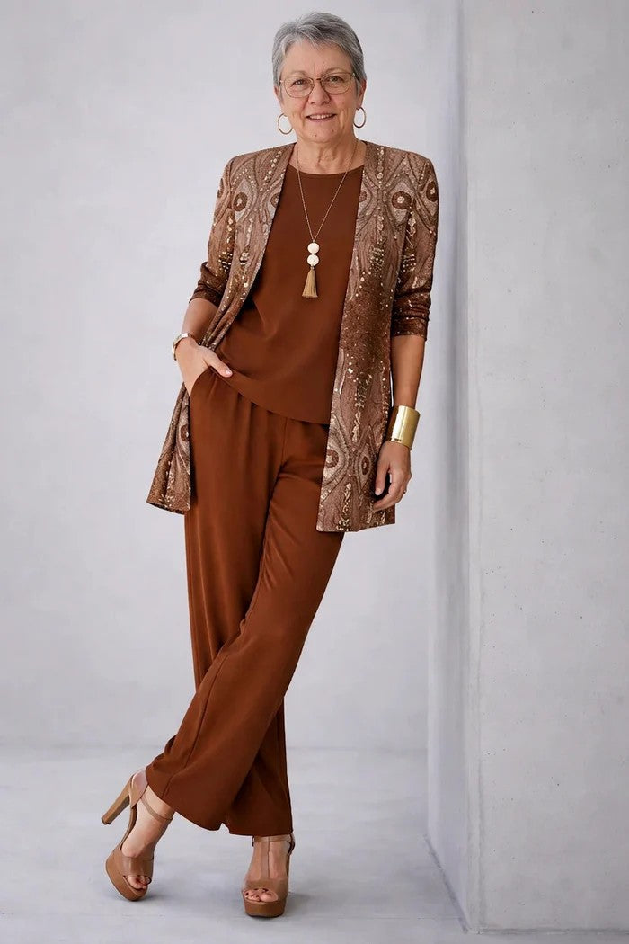 Ensemble trois pièces brun: veste ornée, top uni et pantalon assorti.