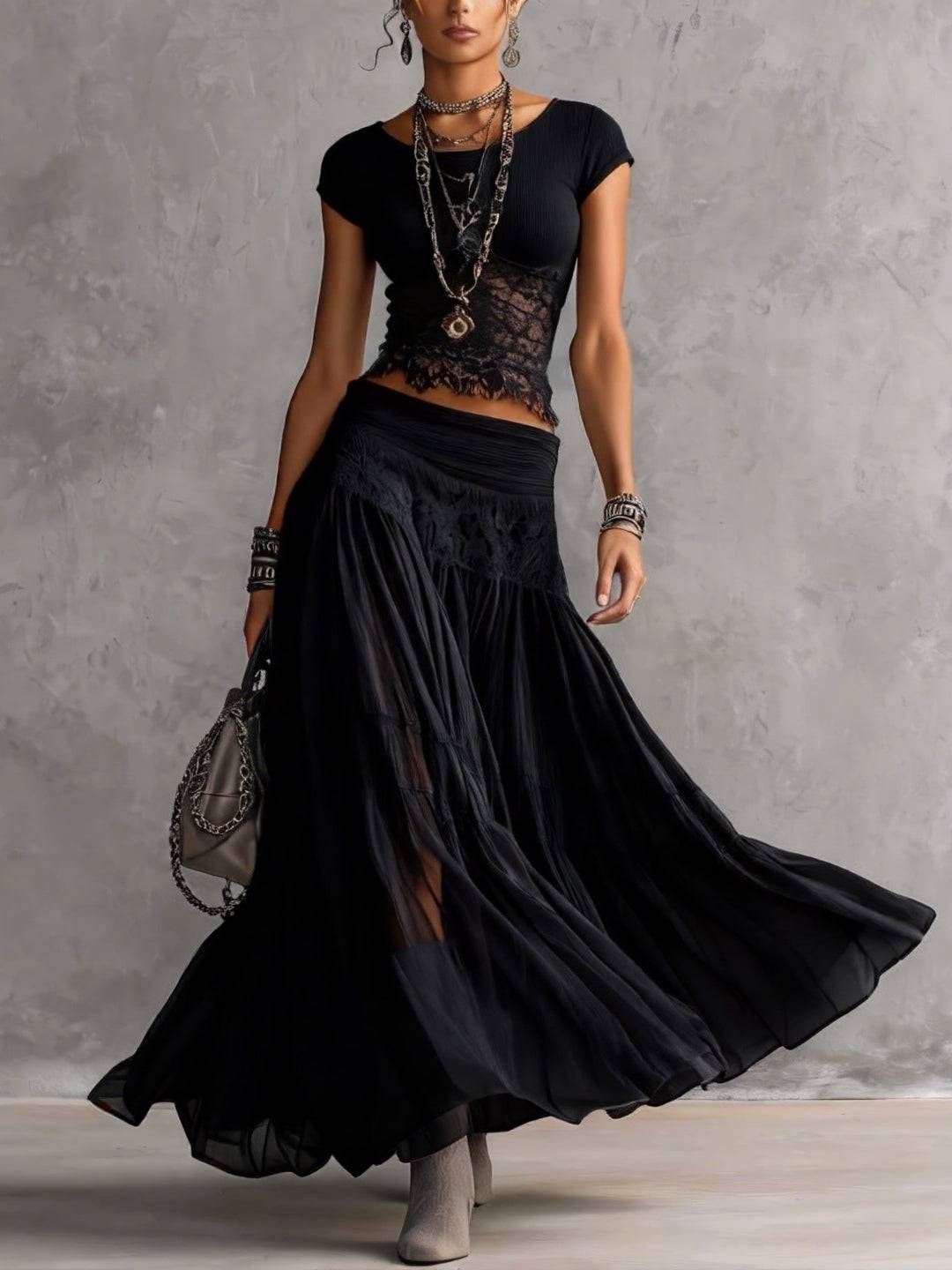 Ensemble haut en dentelle noire et jupe longue plissée noire fluide