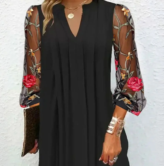 Robe noire à encolure en V, manches longues transparentes à motifs de roses.