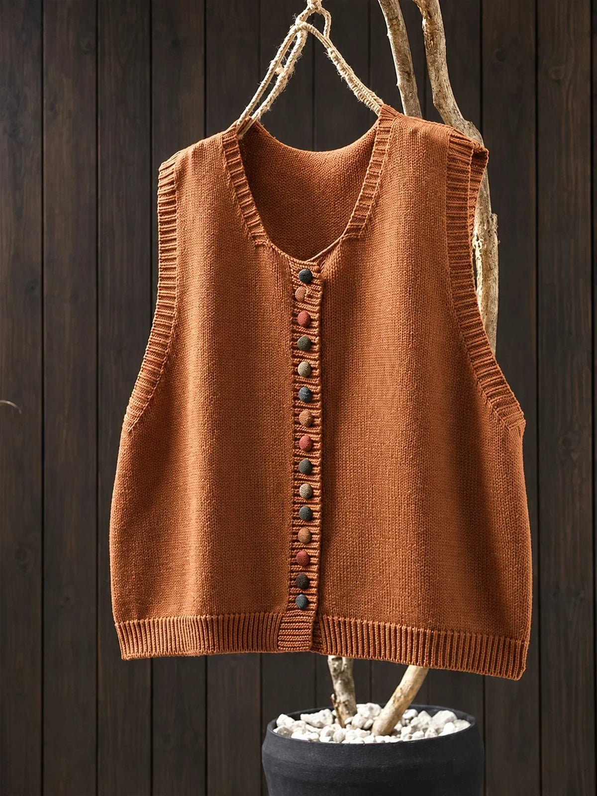 Gilet sans manches en maille orange à col rond, rangée de boutons décoratifs